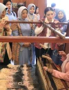 Selvi Gibran Rakabuming meninjau produk kerajinan dan UMKM lokal saat kunjungan kerja di Dekranasda Kalbar Pontianak.