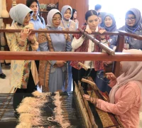 Selvi Gibran Rakabuming meninjau produk kerajinan dan UMKM lokal saat kunjungan kerja di Dekranasda Kalbar Pontianak.