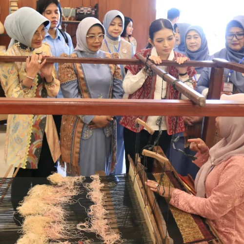 Selvi Gibran Rakabuming meninjau produk kerajinan dan UMKM lokal saat kunjungan kerja di Dekranasda Kalbar Pontianak.