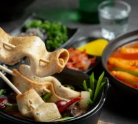 Semangkuk Odeng kuah Korea hangat dengan tusuk eomuk dan kaldu gurih. (idn.freepik.com/penulis/jcomp)