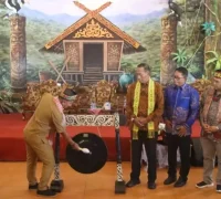 Wakil Gubernur Kalbar Krisantus Kurniawan membuka Seminar Nasional Pekan Gawai Dayak ke-40 di Rumah Radakng Pontianak, (19/5/2026).