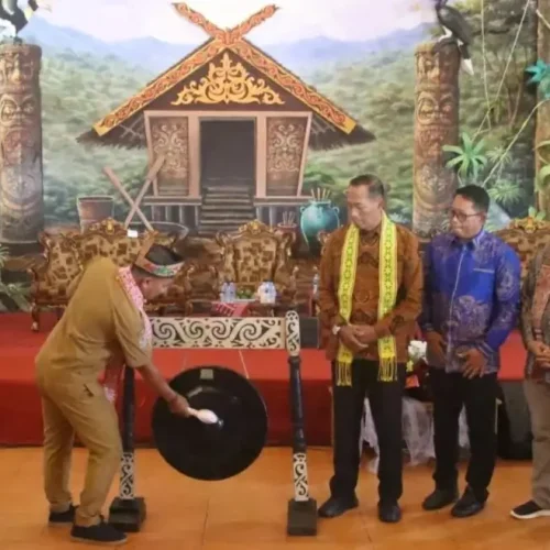 Wakil Gubernur Kalbar Krisantus Kurniawan membuka Seminar Nasional Pekan Gawai Dayak ke-40 di Rumah Radakng Pontianak, (19/5/2026).