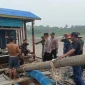 Tim gabungan memeriksa 23 set lanting yang ditemukan di perairan Sungai Kapuas, Semitau. (Res-Kapuas Hulu)