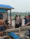 Tim gabungan memeriksa 23 set lanting yang ditemukan di perairan Sungai Kapuas, Semitau. (Res-Kapuas Hulu)
