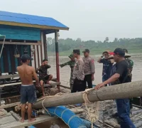 Tim gabungan memeriksa 23 set lanting yang ditemukan di perairan Sungai Kapuas, Semitau. (Res-Kapuas Hulu)