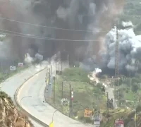 Dampak serangan Israel yang menghancurkan jembatan di wilayah Lebanon Selatan dekat Sungai Litani.