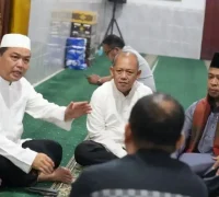 Gubernur Kalbar Ria Norsan memberikan kultum setelah salat Subuh berjamaah di Masjid Nurul Yaqin, Kecamatan Serimbu, Kabupaten Landak.