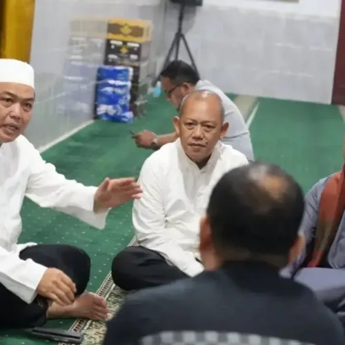 Gubernur Kalbar Ria Norsan memberikan kultum setelah salat Subuh berjamaah di Masjid Nurul Yaqin, Kecamatan Serimbu, Kabupaten Landak.