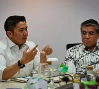 Seskab Teddy, Program Magang Nasional Suasana rapat Sekretaris Kabinet Teddy Indra Wijaya bersama Menaker membahas Program Magang Nasional. (Instagram.com/sekretariat.kabinet)