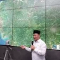 Gubernur Kalbar Ria Norsan memantau Karhutla dan pergerakan asap melalui aplikasi SiPongi di Data Analytic Room Kantor Gubernur Kalbar.