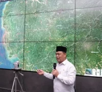 Gubernur Kalbar Ria Norsan memantau Karhutla dan pergerakan asap melalui aplikasi SiPongi di Data Analytic Room Kantor Gubernur Kalbar.