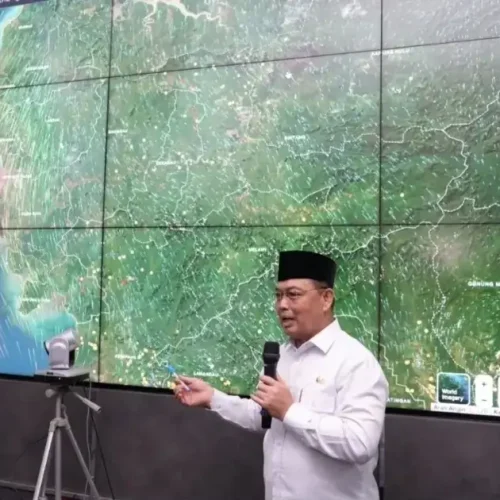 Gubernur Kalbar Ria Norsan memantau Karhutla dan pergerakan asap melalui aplikasi SiPongi di Data Analytic Room Kantor Gubernur Kalbar.
