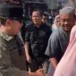 Bupati Kubu Raya Sujiwo berdialog dengan pedagang saat sidak harga bahan pokok di Pasar Bahagia Kuala Dua menjelang Ramadan.