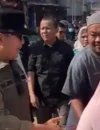 Bupati Kubu Raya Sujiwo berdialog dengan pedagang saat sidak harga bahan pokok di Pasar Bahagia Kuala Dua menjelang Ramadan.