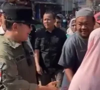 Bupati Kubu Raya Sujiwo berdialog dengan pedagang saat sidak harga bahan pokok di Pasar Bahagia Kuala Dua menjelang Ramadan.