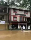 Banjir besar di Sri Lanka setelah Siklon Ditwah, dengan rumah terendam dan warga dievakuasi ke tempat penampungan. (x.com/sathish_sa49891)