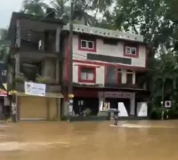Banjir besar di Sri Lanka setelah Siklon Ditwah, dengan rumah terendam dan warga dievakuasi ke tempat penampungan. (x.com/sathish_sa49891)