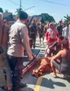 Petugas kepolisian melakukan olah TKP kecelakaan Bus Perintis yang menghantam sepeda motor di Kecamatan Silat Hilir, Kabupaten Kapuas Hulu.