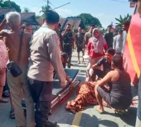 Petugas kepolisian melakukan olah TKP kecelakaan Bus Perintis yang menghantam sepeda motor di Kecamatan Silat Hilir, Kabupaten Kapuas Hulu.