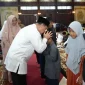 Gubernur Ria Norsan menyerahkan santunan kepada anak yatim dalam Silaturahmi Ramadan Kalbar, Selasa (3/3/2026).