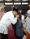 Gubernur Ria Norsan menyerahkan santunan kepada anak yatim dalam Silaturahmi Ramadan Kalbar, Selasa (3/3/2026).