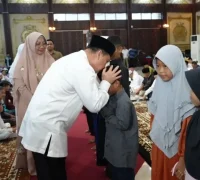 Gubernur Ria Norsan menyerahkan santunan kepada anak yatim dalam Silaturahmi Ramadan Kalbar, Selasa (3/3/2026).