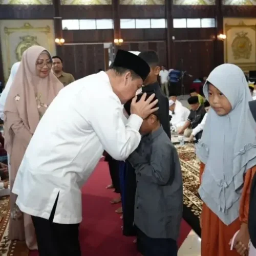 Gubernur Ria Norsan menyerahkan santunan kepada anak yatim dalam Silaturahmi Ramadan Kalbar, Selasa (3/3/2026).