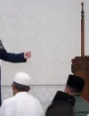 Gubernur Ria Norsan menyampaikan tausiah saat memimpin salat Tarawih berjamaah di Masjid Agung Sultan Anum, Sekadau, (25/2/2026).