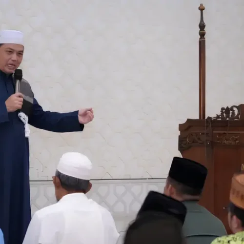 Gubernur Ria Norsan menyampaikan tausiah saat memimpin salat Tarawih berjamaah di Masjid Agung Sultan Anum, Sekadau, (25/2/2026).