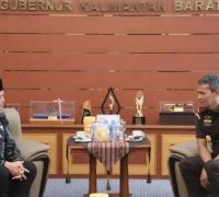 Gubernur Ria Norsan bersama Kajati Kalbar Emilwan Ridwan saat pertemuan membahas penguatan sinergi penegakan hukum dan tata kelola pemerintahan. (instagram.com/adpim.provkalbar)