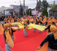 Singkawang Berkebaya Penari mengenakan busana kebaya tradisional tampil anggun pada acara Singkawang Street Fashion 2025. (instagram.com/disdikbudskw)
