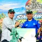Wagub Kalbar Krisantus Kurniawan membuka Singkawang Trail Wisata 2026 yang diikuti 1.100 rider di Pantai Pak Lotay, Singkawang.