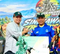 Wagub Kalbar Krisantus Kurniawan membuka Singkawang Trail Wisata 2026 yang diikuti 1.100 rider di Pantai Pak Lotay, Singkawang.
