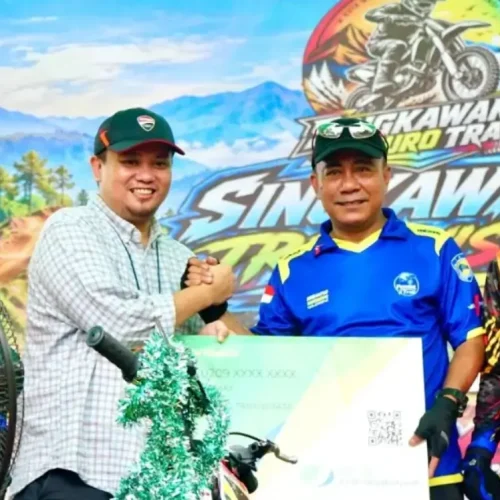 Wagub Kalbar Krisantus Kurniawan membuka Singkawang Trail Wisata 2026 yang diikuti 1.100 rider di Pantai Pak Lotay, Singkawang.