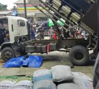 Kecelakaan kerja di Pasar Sekadau yang menewaskan sopir truk asal Pontianak saat proses bongkar muatan dump truk.