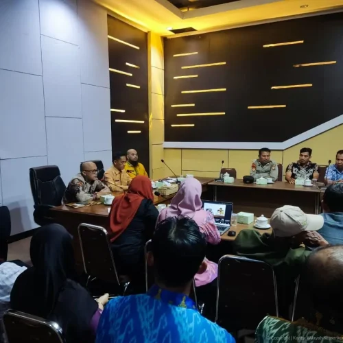 Perwakilan Kantor Wilayah Kementerian Hukum dan HAM Kalimantan Barat menyampaikan sosialisasi KUHP baru dan pembinaan Pos Bankum Desa di Aula Kantor Bupati Sambas.