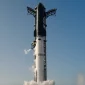 Roket Starship milik SpaceX lepas landas dari Starbase, Texas, dalam uji penerbangan ke-13 yang membawa 20 satelit Starlink V3 ke ruang suborbital.