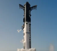 Roket Starship milik SpaceX lepas landas dari Starbase, Texas, dalam uji penerbangan ke-13 yang membawa 20 satelit Starlink V3 ke ruang suborbital.
