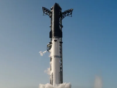 Roket Starship milik SpaceX lepas landas dari Starbase, Texas, dalam uji penerbangan ke-13 yang membawa 20 satelit Starlink V3 ke ruang suborbital.