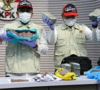 Barang bukti uang tunai yang diamankan Komisi Pemberantasan Korupsi dalam operasi tangkap tangan kasus suap proyek di Rejang Lebong.