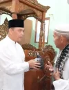 Gubernur Kalbar Ria Norsan memberikan kultum usai Subuh berjamaah bersama warga di Masjid Wahdatul Ummah Desa Temajuk Kabupaten Sambas.