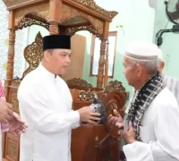 Gubernur Kalbar Ria Norsan memberikan kultum usai Subuh berjamaah bersama warga di Masjid Wahdatul Ummah Desa Temajuk Kabupaten Sambas.