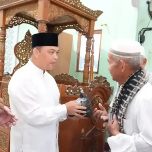 Gubernur Kalbar Ria Norsan memberikan kultum usai Subuh berjamaah bersama warga di Masjid Wahdatul Ummah Desa Temajuk Kabupaten Sambas.