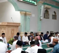 Gubernur Kalbar Ria Norsan saat Subuh berjamaah di Masjid Al-Amin Sintang, Senin (23/2/2026).