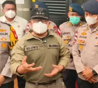 Bupati Kubu Raya Sujiwo meninjau lokasi karhutla di Lintang Batang, Kecamatan Sungai Ambawang. (Foto: Prokopim KKR)