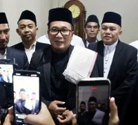 Sujiwo mengundang warga hadir open house Lebaran usai salat Idulfitri di Masjid Agung Awwaluddin
