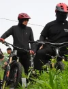 Bupati Kubu Raya Sujiwo meninjau kondisi bahu jalan poros Kuala Dua–Mekar Sari–Sungai Asam–Sukulanting yang dipenuhi semak belukar dan rumput liar saat bersepeda sejauh sekitar 30 kilometer, Sabtu (10/10/2026). (Foto: Prokopim KKR)
