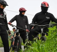 Bupati Kubu Raya Sujiwo meninjau kondisi bahu jalan poros Kuala Dua–Mekar Sari–Sungai Asam–Sukulanting yang dipenuhi semak belukar dan rumput liar saat bersepeda sejauh sekitar 30 kilometer, Sabtu (10/10/2026). (Foto: Prokopim KKR)