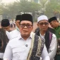 Bupati Kubu Raya Sujiwo saat mendistribusikan air kepada warga di tengah kemarau panjang. (Prokopim KKR)