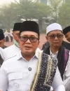 Bupati Kubu Raya Sujiwo saat mendistribusikan air kepada warga di tengah kemarau panjang. (Prokopim KKR)